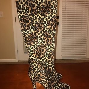 Women’s Leopard knee-high Boots. Stunning!